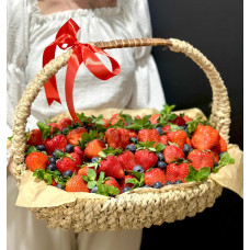 Корзина с клубникой, голубикой и мятой Корзина с клубникой, голубикой и мятой